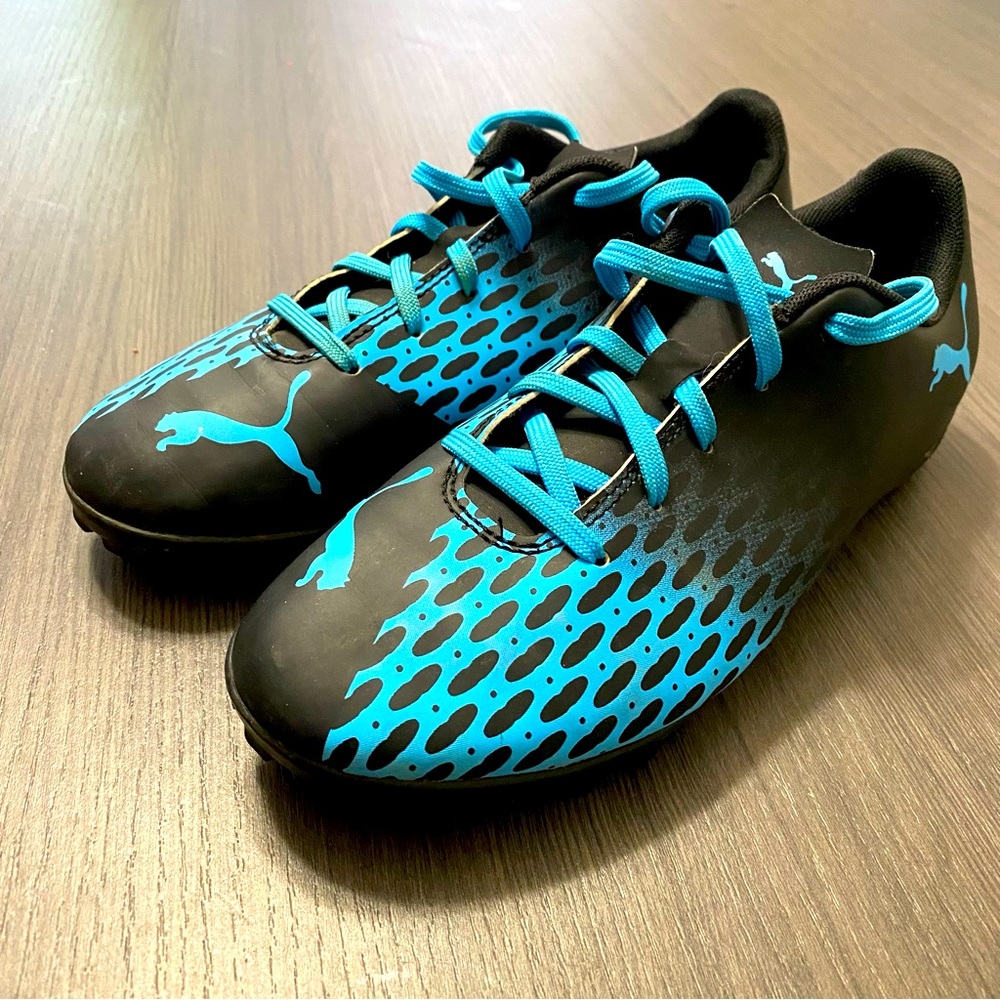 Puma Spirit III Jr Indoor/ Turf trainer Youth Soccer Cleats Size 5.5